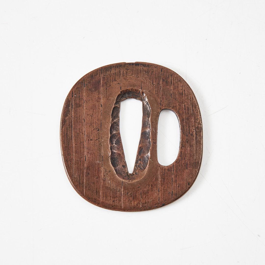 TSUBA, kopparlegering, Japan, 1800-tal, träimiterande yta, s.k. "faux bois".