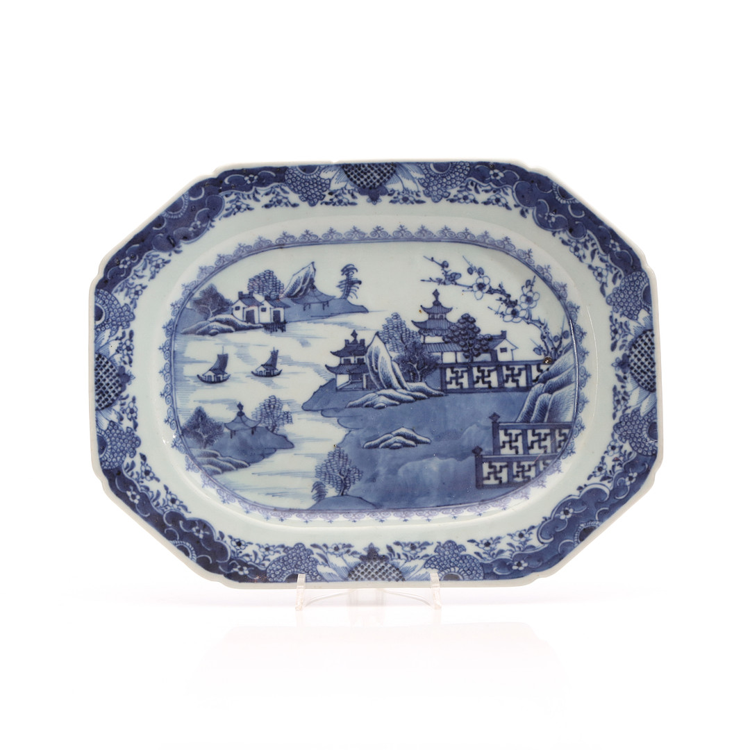 STEKFAT. Porslin med blåvit dekor. Kina, 1700-tal.