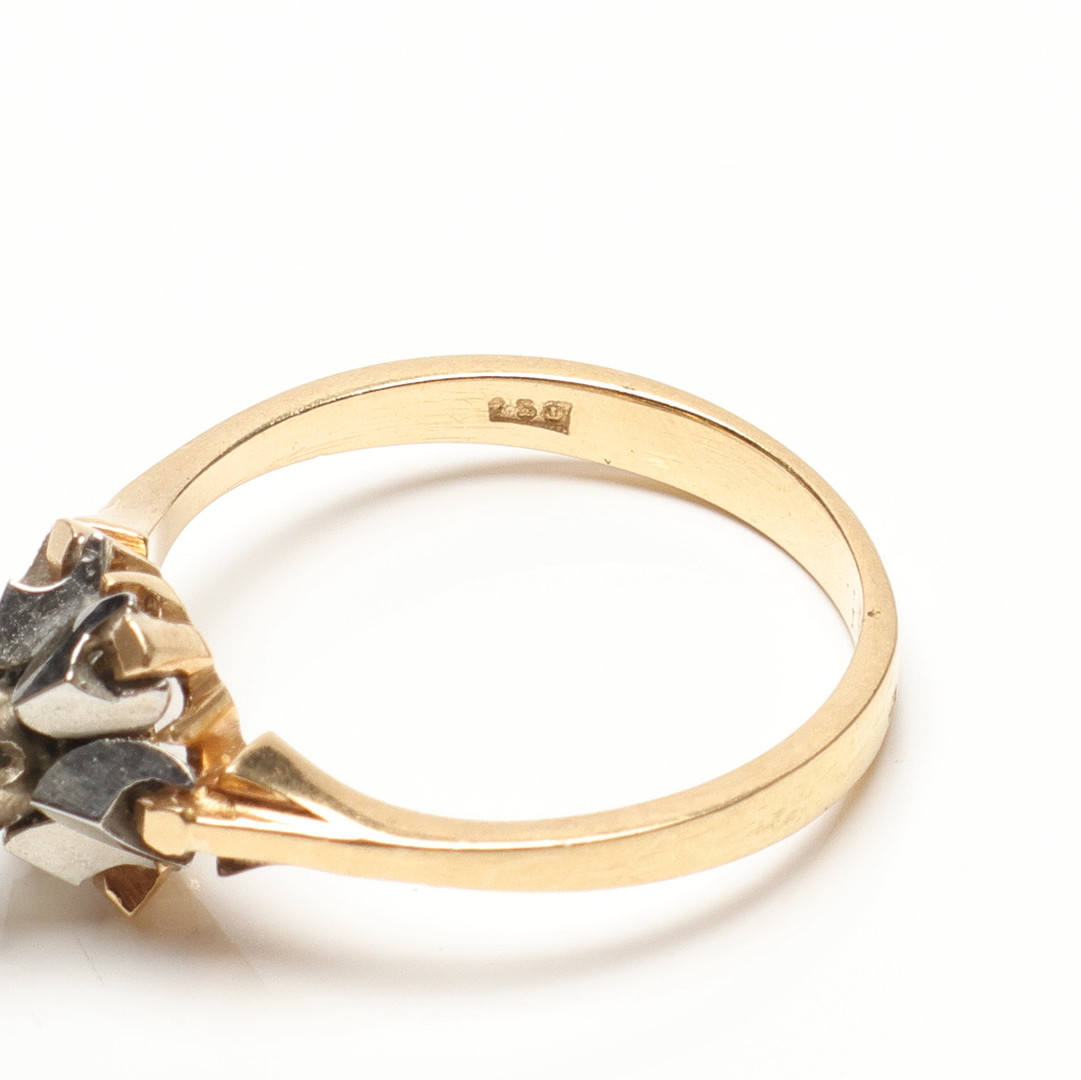 RING, 18 k tvåfärgat guld samt diamant. Vikt ca 3.4gram.