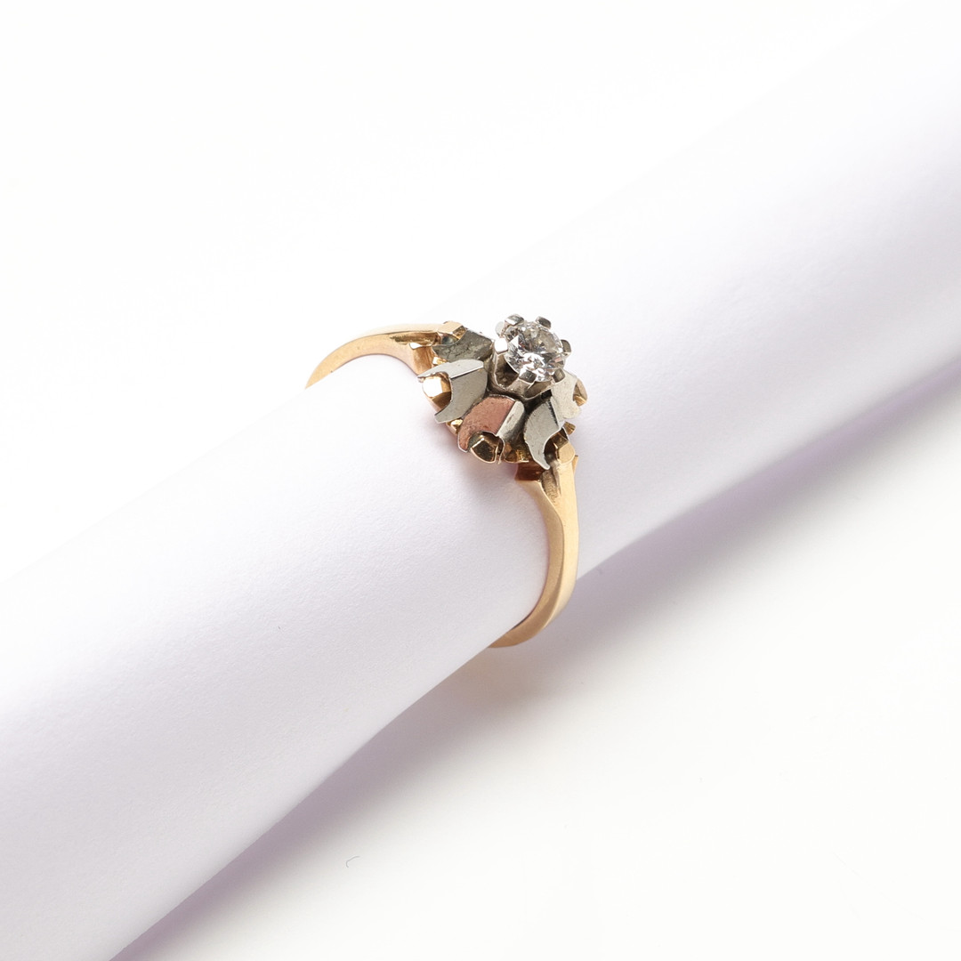 RING, 18 k tvåfärgat guld samt diamant. Vikt ca 3.4gram.