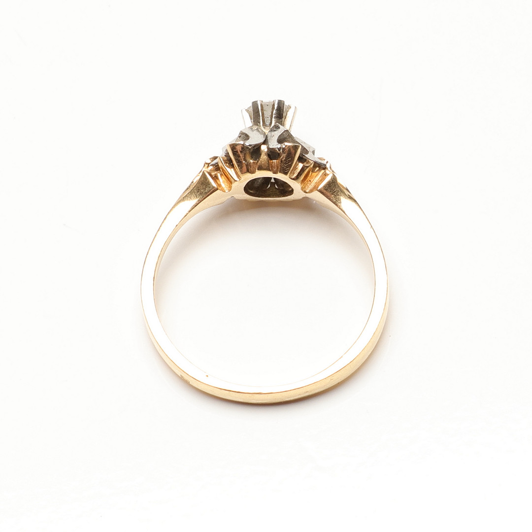 RING, 18 k tvåfärgat guld samt diamant. Vikt ca 3.4gram.