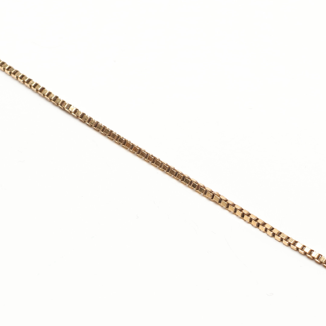 HALSKEDJA, 18K guld, boxlänk, samt hänge i 18k, totalvikt ca 4.3gram.
