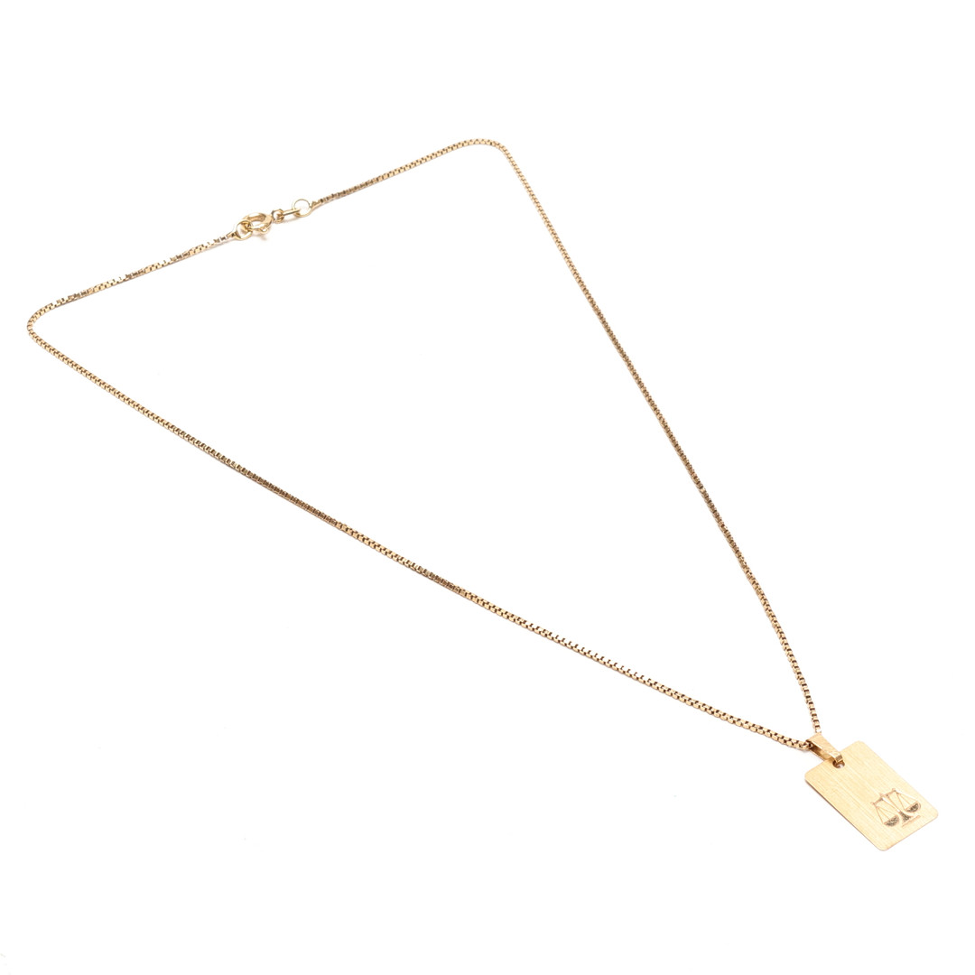 HALSKEDJA, 18K guld, boxlänk, samt hänge i 18k, totalvikt ca 4.3gram.