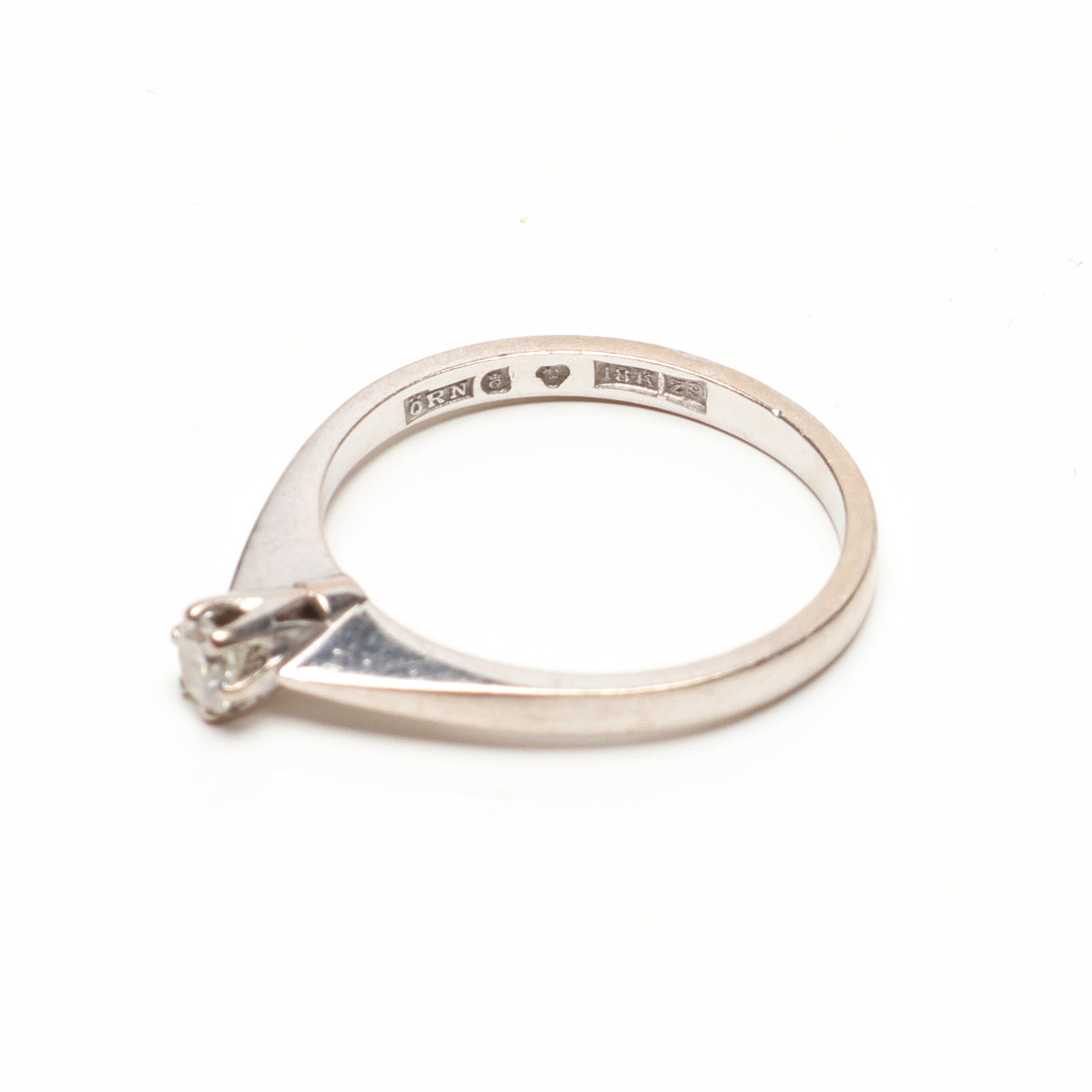 ENSTENSRING, 18K vitguld, med diamant om 0.13ct enligt gravyr. Vikt ca 2.3gram.