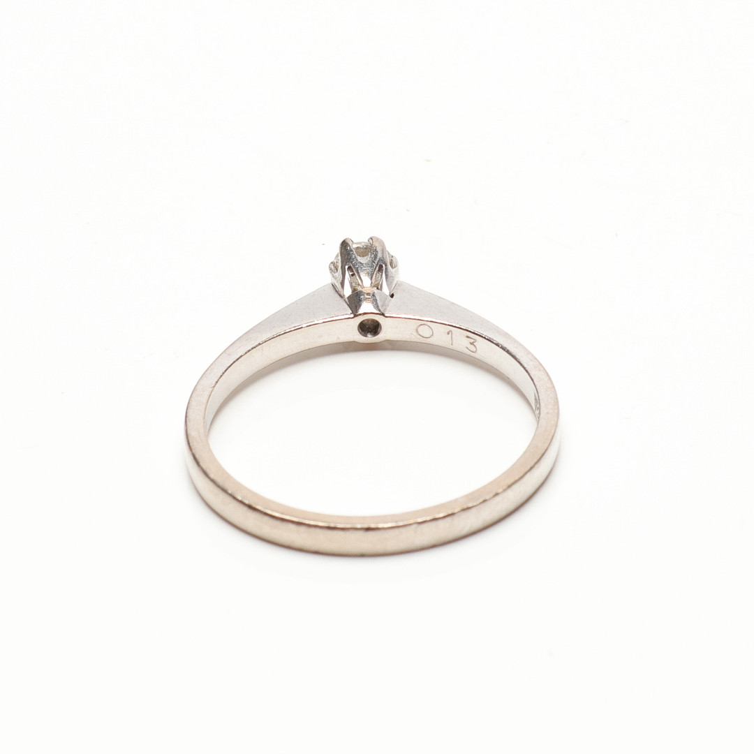 ENSTENSRING, 18K vitguld, med diamant om 0.13ct enligt gravyr. Vikt ca 2.3gram.
