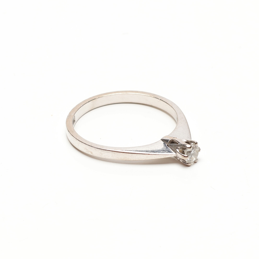 ENSTENSRING, 18K vitguld, med diamant om 0.13ct enligt gravyr. Vikt ca 2.3gram.