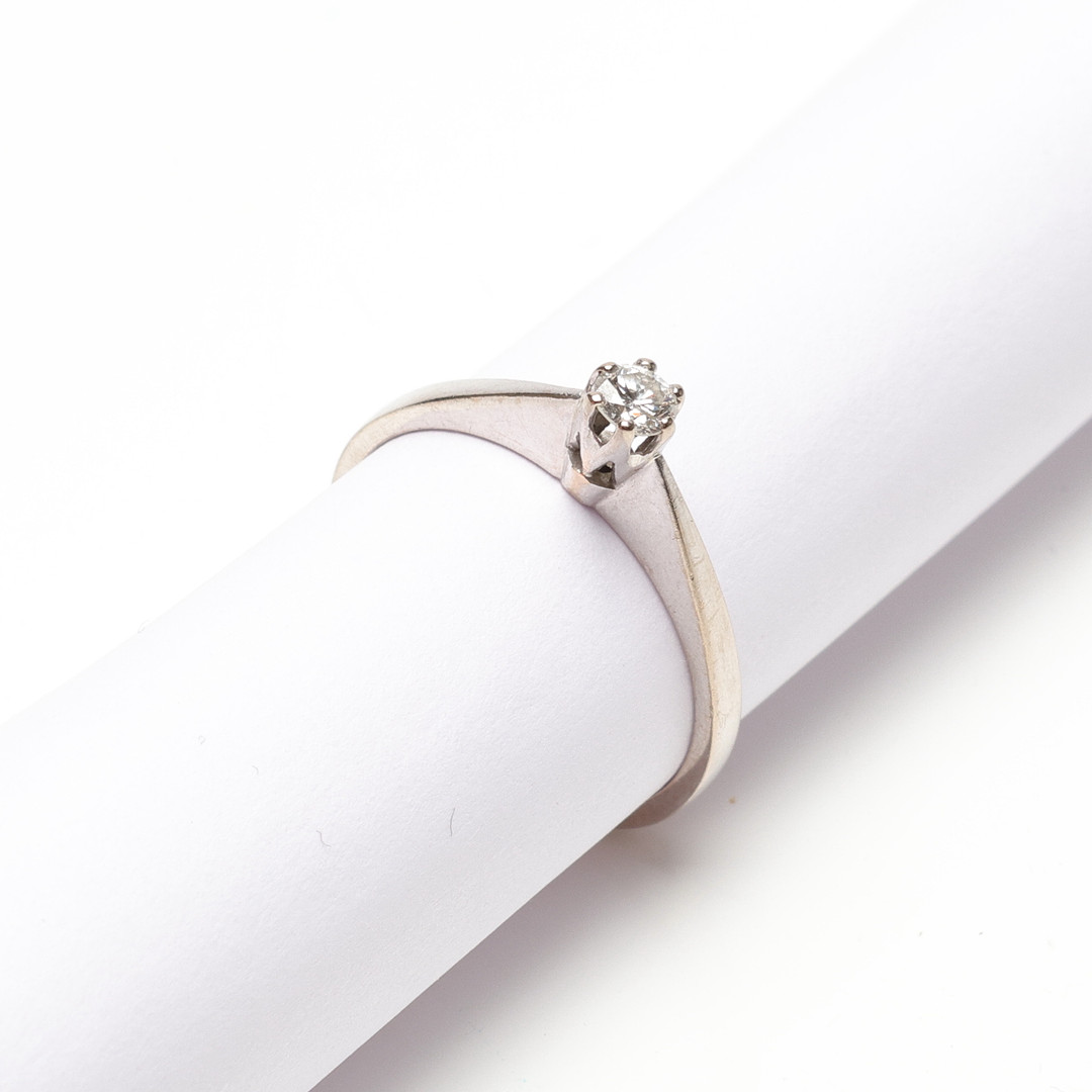 ENSTENSRING, 18K vitguld, med diamant om 0.13ct enligt gravyr. Vikt ca 2.3gram.
