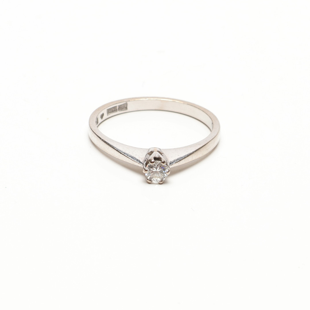 ENSTENSRING, 18K vitguld, med diamant om 0.13ct enligt gravyr. Vikt ca 2.3gram.