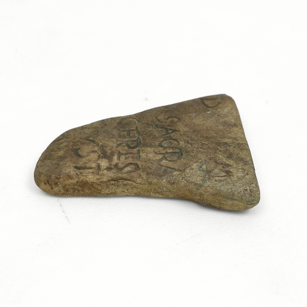 A ROMAN (1ST CENTURY AD OR LATER) TABLET/PLAQUE FRAGMENT.