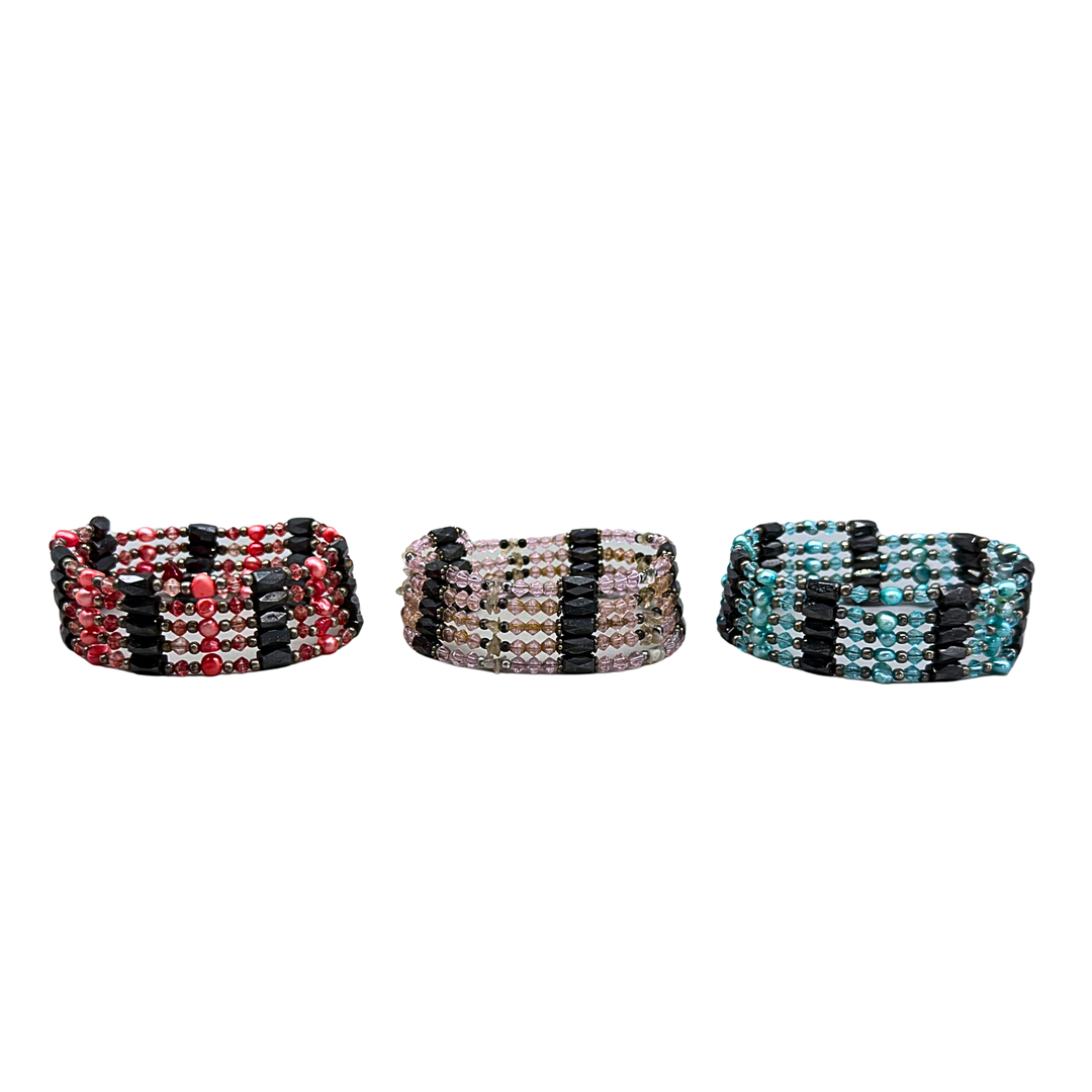 DREI MAGNETKETTEN/ARMBÄNDER IN DEN FARBEN BLAU, ROSA UND ROT.