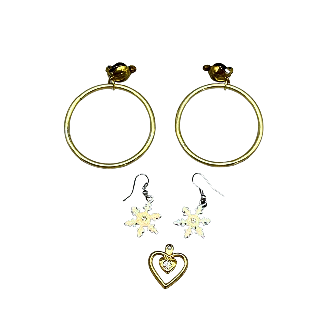 FÜNFTEILIGES SCHMUCKSET AUS CREOLEN, OHRRINGEN UND ANHÄNGER.