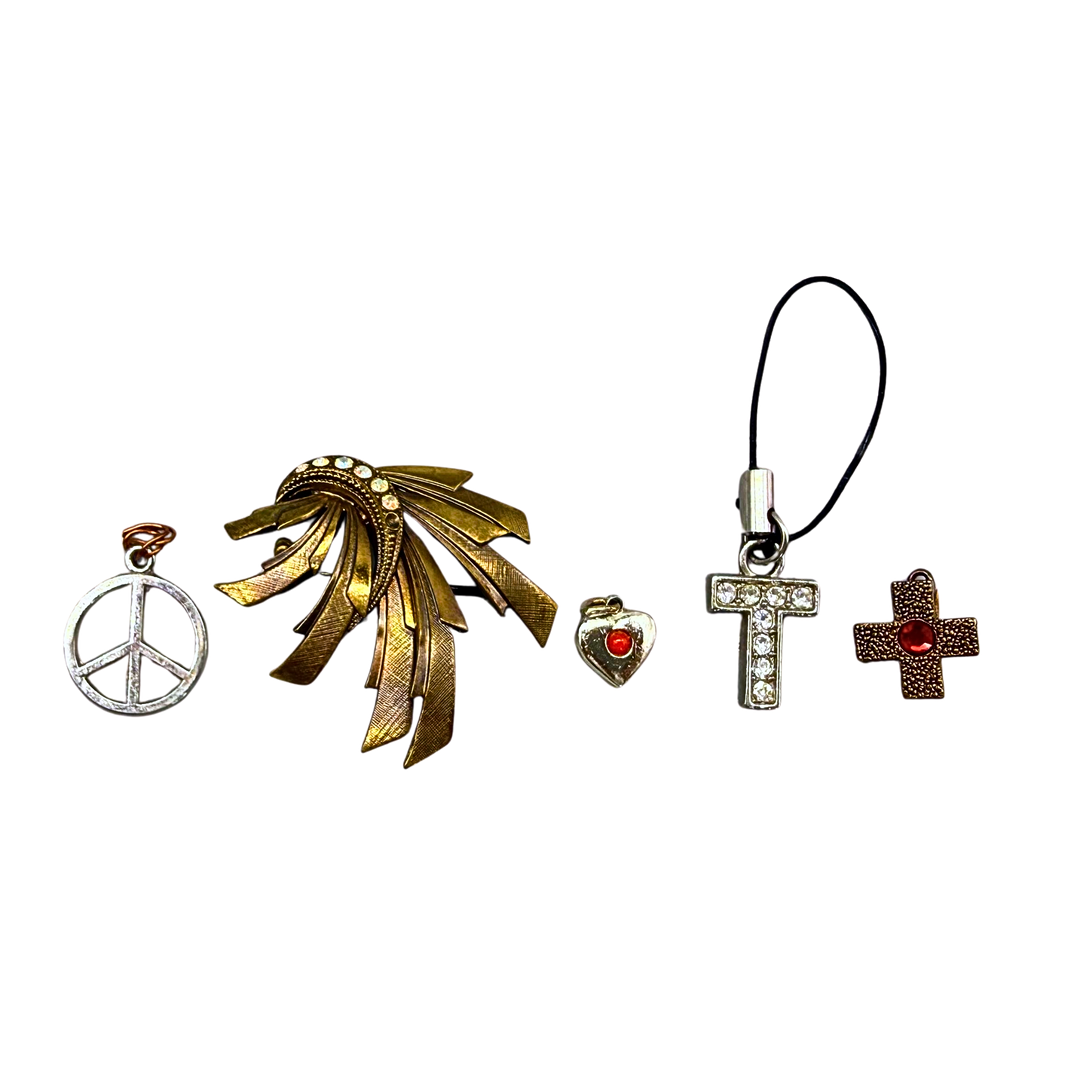 SCHMUCKSET, BESTEHEND AUS ZWEI BROSCHEN UND DREI ANHÄNGERN, 5 TEILIG.