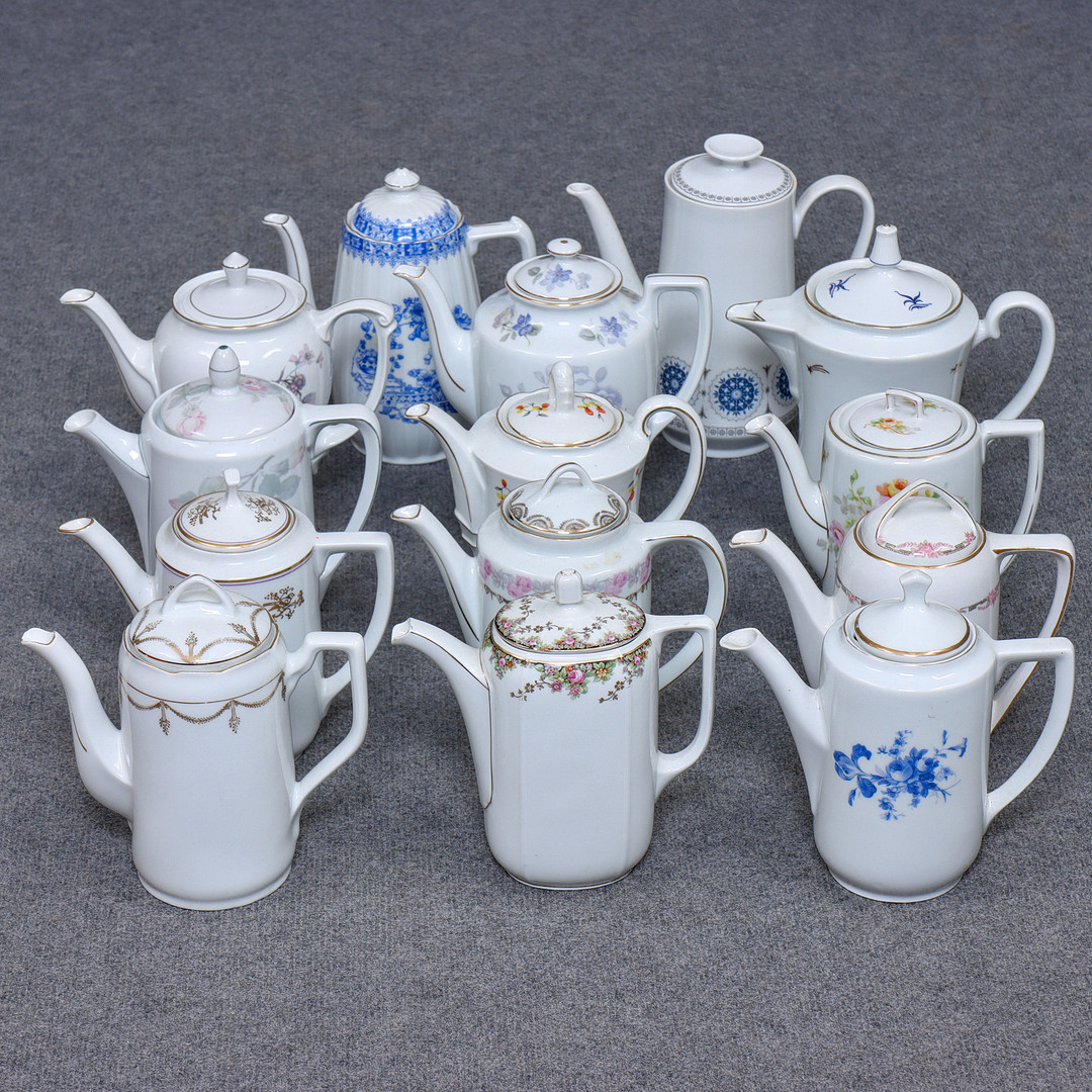 STOR SAMLING KAFFEKANNOR (14) PORSLIN, TAPIO WIRKKALA, SELTMANN WEIDEN, RÖRSTRAND, MZ ALTROHLAU CMR MED FLERA.