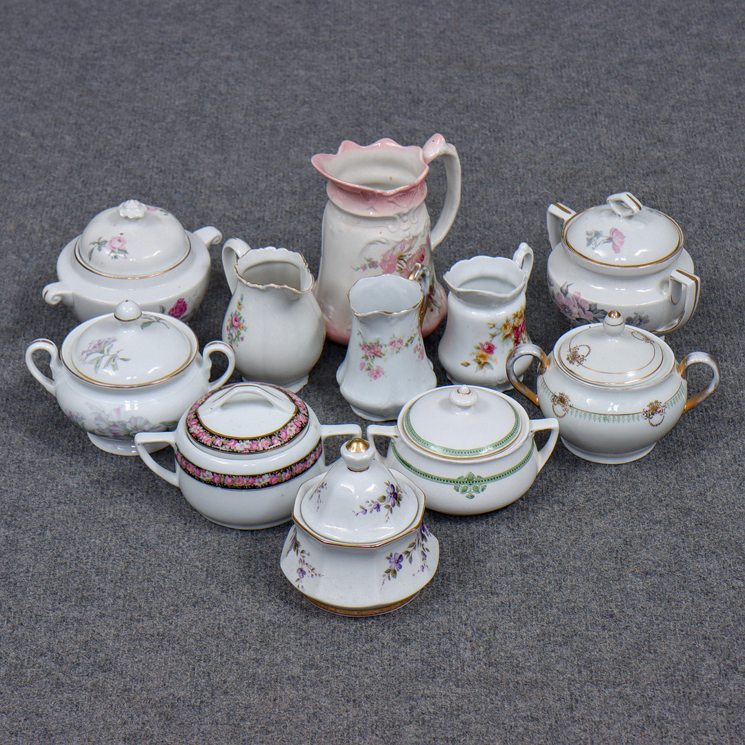 STOR SAMLING SOCKERSKÅLAR SAMT GRÄDDKANNOR, 11 DELAR, PORSLIN, BLOMSTERDEKOR, 1800/1900-TAL.
