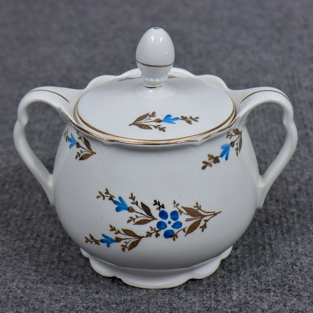 STOR SAMLING SOCKERSKÅLAR SAMT GRÄDDKANNOR, 10 DELAR, PORSLIN, BLOMSTERDEKOR, 1800/1900-TAL.
