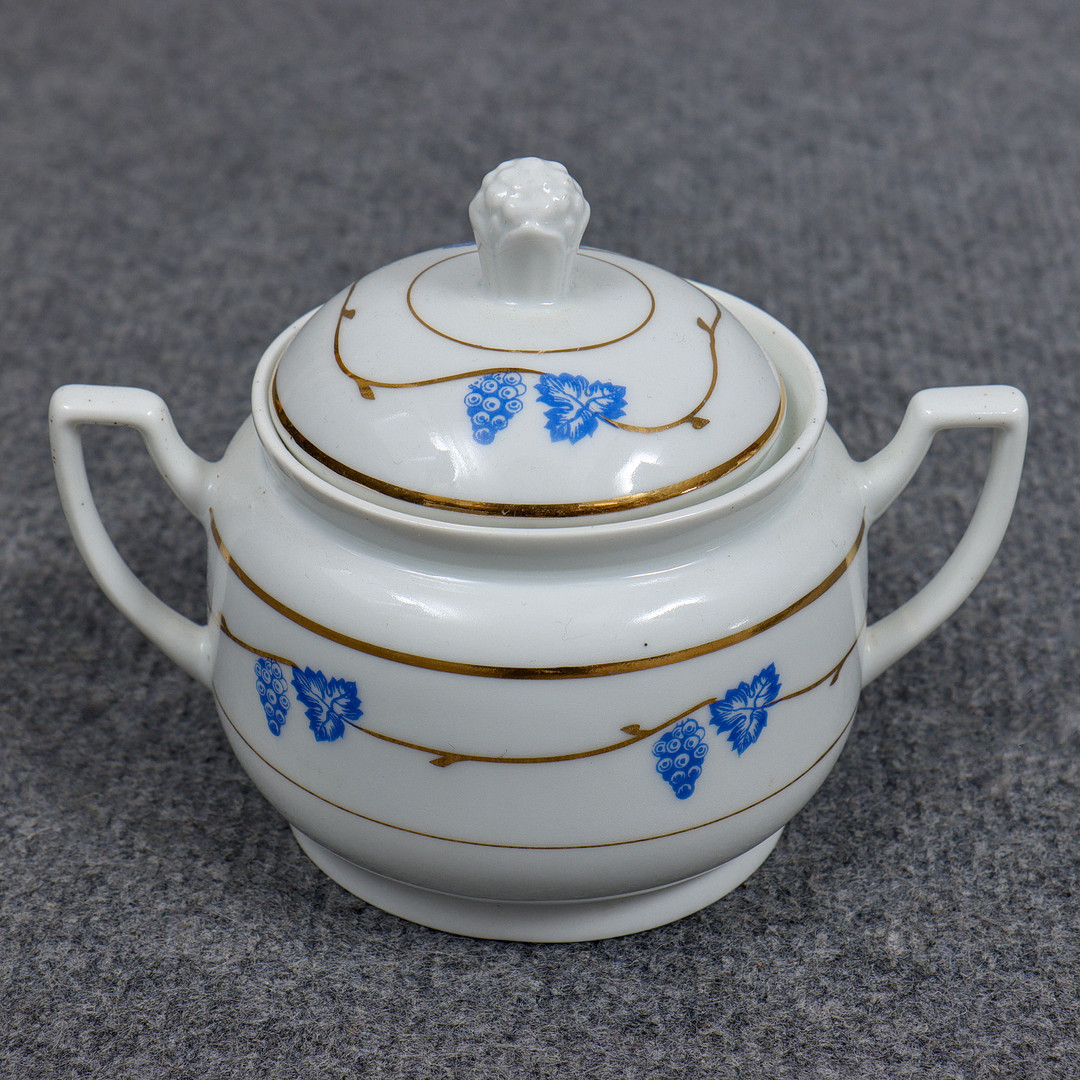 STOR SAMLING SOCKERSKÅLAR SAMT GRÄDDKANNOR, 10 DELAR, PORSLIN, BLOMSTERDEKOR, 1800/1900-TAL.