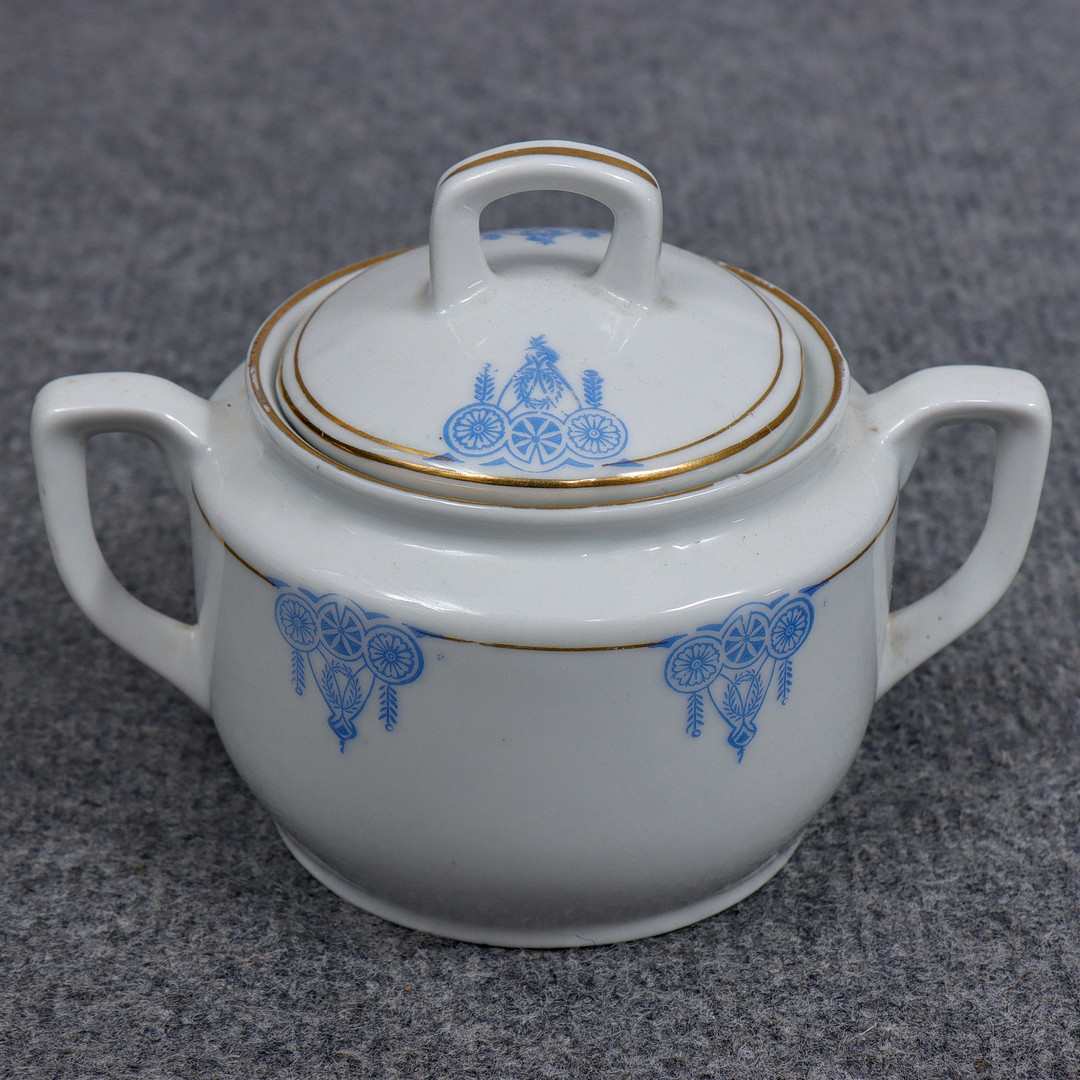 STOR SAMLING SOCKERSKÅLAR SAMT GRÄDDKANNOR, 10 DELAR, PORSLIN, BLOMSTERDEKOR, 1800/1900-TAL.