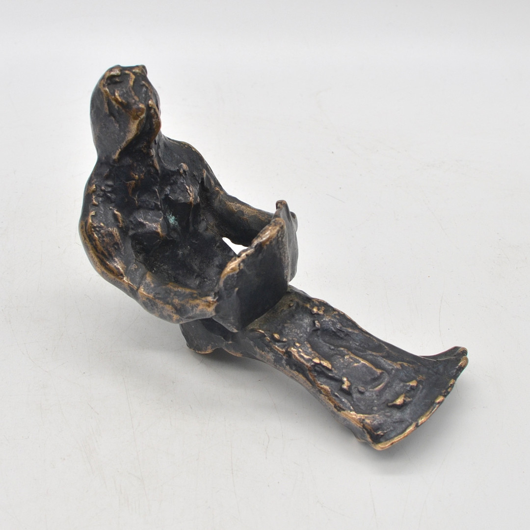 DR. LÁSZLÓ KOVA (1940). SITZENDE DAME, BRONZE (PATINIERT), SPÄTES 20. JAHRHUNDERT, 7. VON 10 EXEMPLAREN.