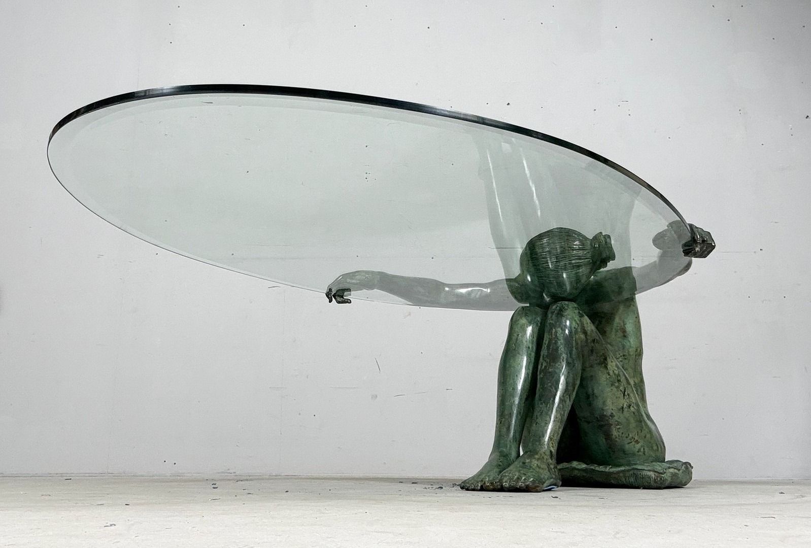 Skulpturaler Beistelltisch/Coffee Table mit Frauenakt Skulptur, Bronze, Frankreich, 1980er Jahre.