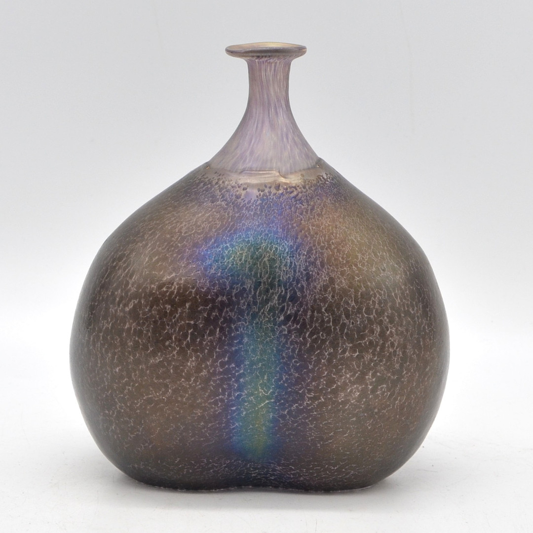 BERTIL VALLIEN. DESIGNERVASE "VOLCANO", KOSTA BODA, ARTIST COLLECTION, SIGNIERT, IRISIERENDES GLAS, ENDE 20. JAHRHUNDERT.