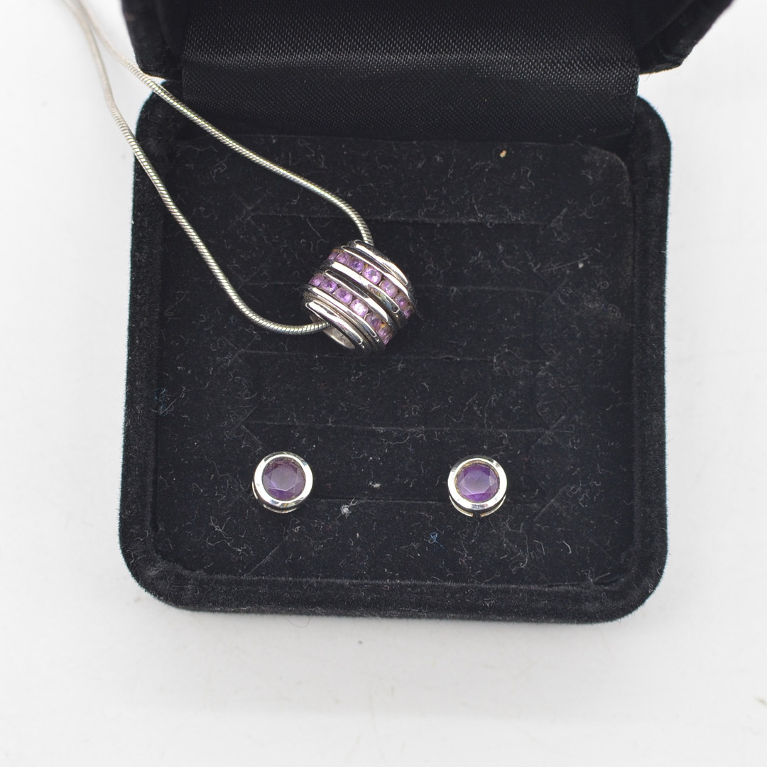 SCHMUCKSET: COLLIER MIT OHRSTECKER, AMETHYST, STERLINGSILBER, SPÄTES 20. JAHRHUNDERT.