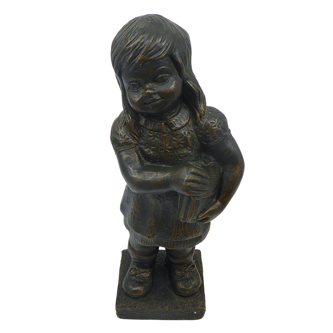 DEKORATIVE SKULPTUR „MÄDCHEN MIT KORB“ – BRONZIERTE GIPSFIGUR.