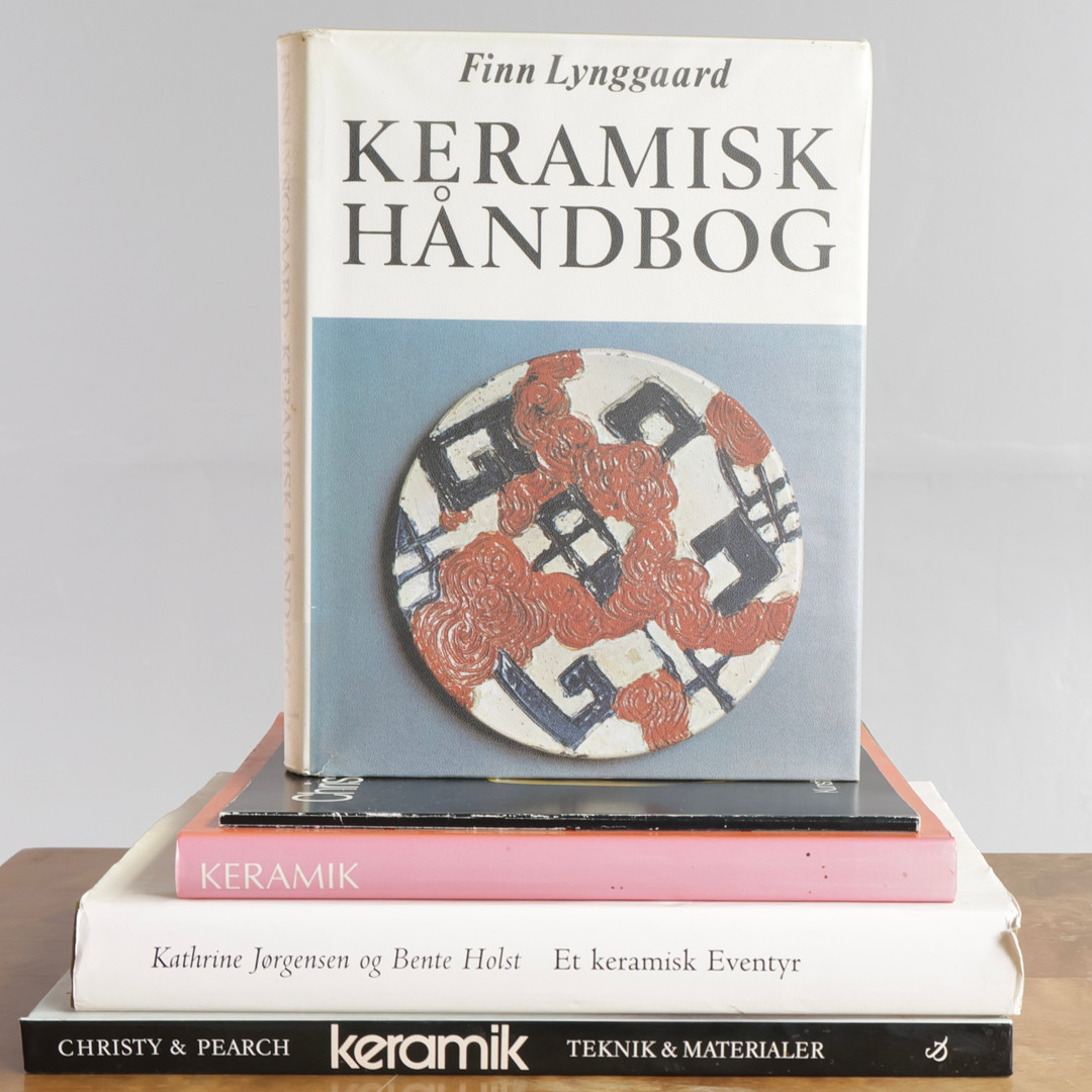 En samling bøger omhandlende keramik (5).