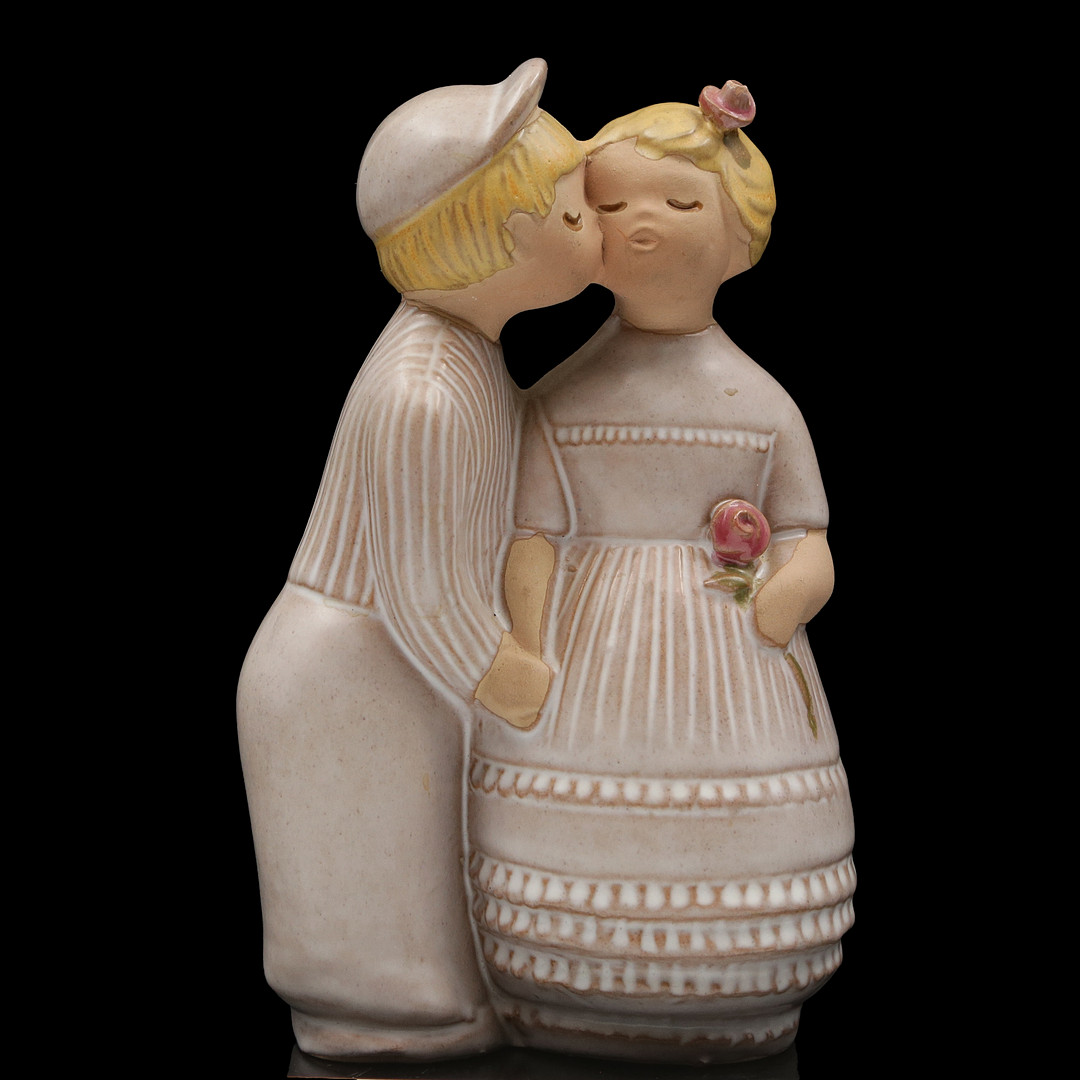 EDIT RISBERG, FIGURIN "PUSSEN", JIE GANTOFTA, SIGNERAD, 1900-TAL.
