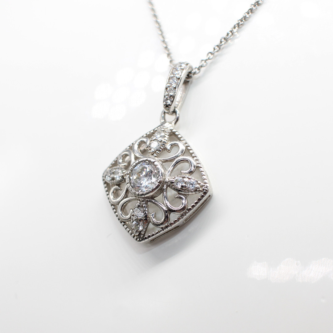 ART DECO STYLE SILVER PENDANT NECKLACE.