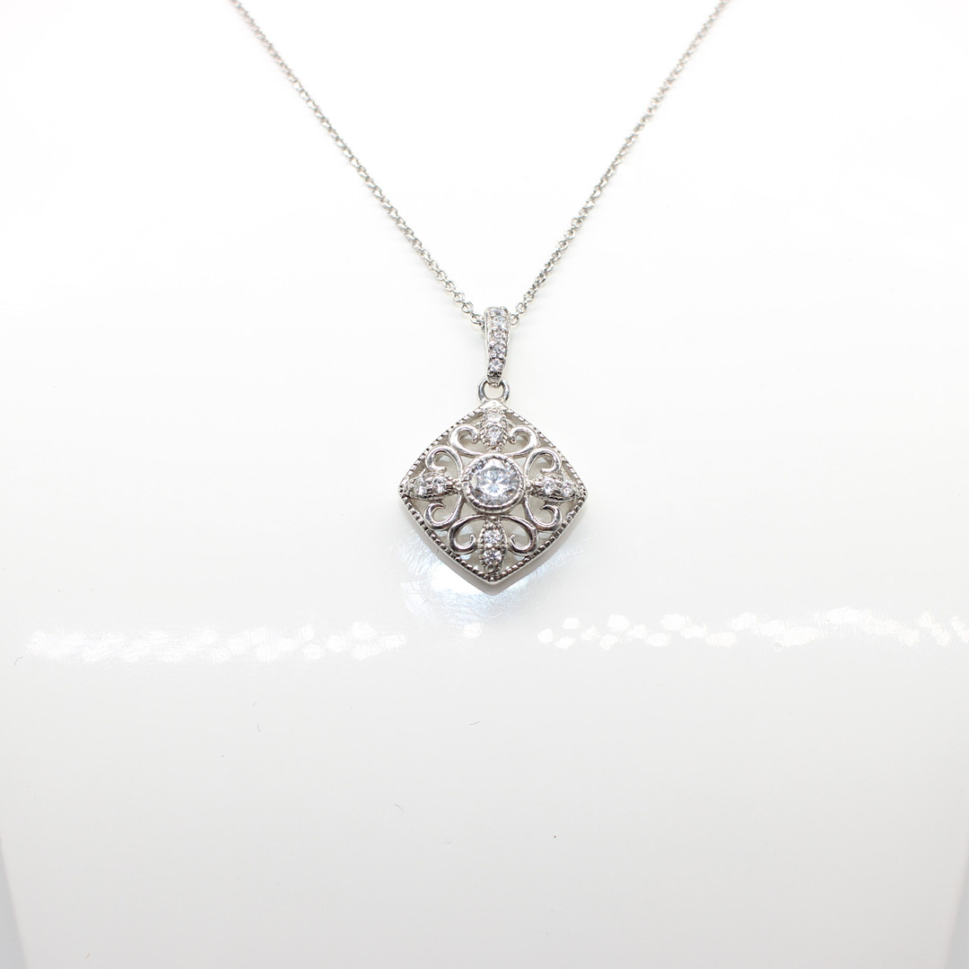 ART DECO STYLE SILVER PENDANT NECKLACE.