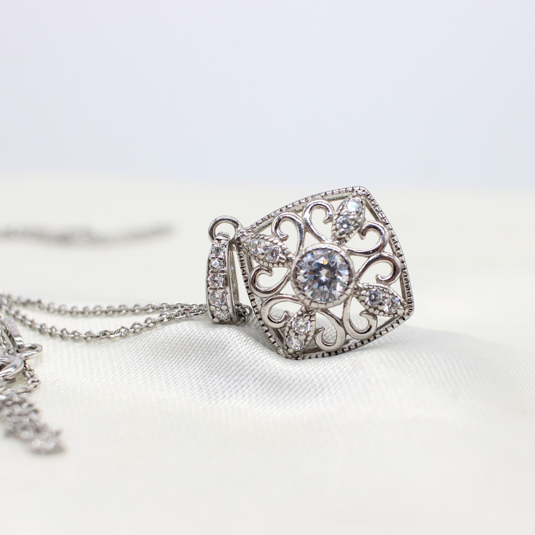 ART DECO STYLE SILVER PENDANT NECKLACE.