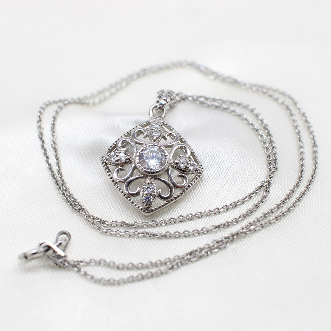 ART DECO STYLE SILVER PENDANT NECKLACE.