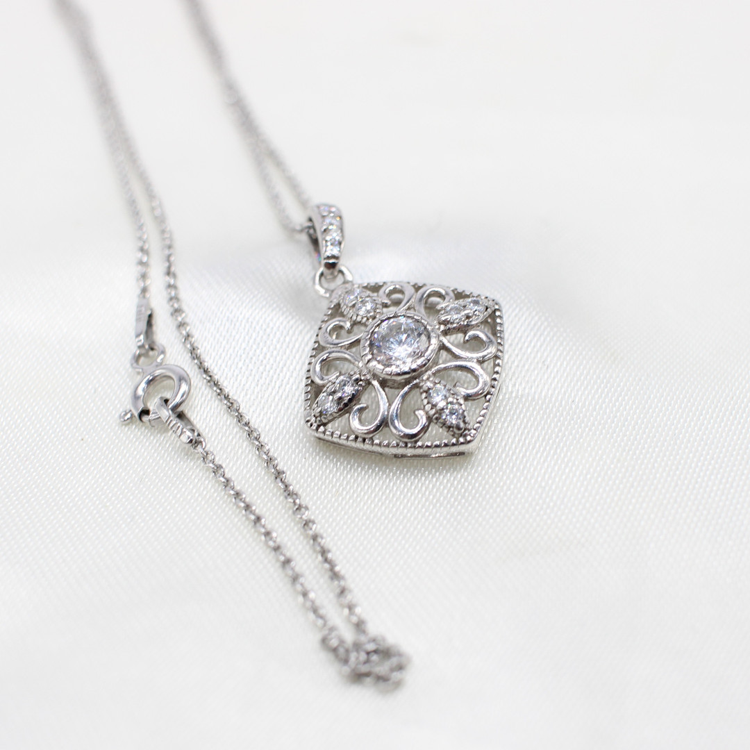 ART DECO STYLE SILVER PENDANT NECKLACE.