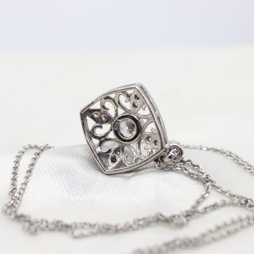 ART DECO STYLE SILVER PENDANT NECKLACE.