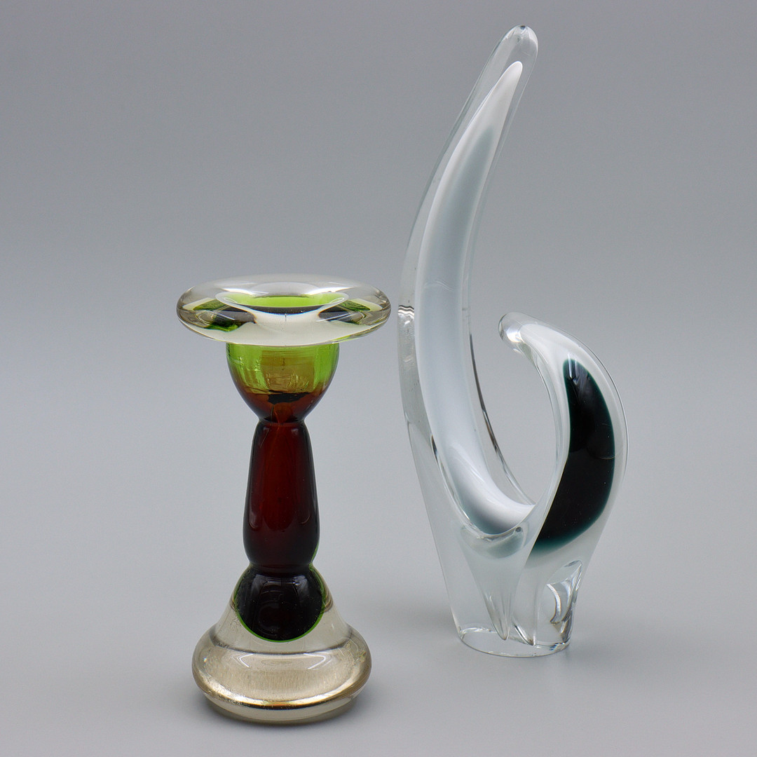 PAUL KEDELV. SKULPTUR "COQUILLE" (27,5cm) FLYGSFORS, SAMT ÄLDRE LJUSSTAKE (18cm) I GLAS (MÖJLIGEN POLEN).