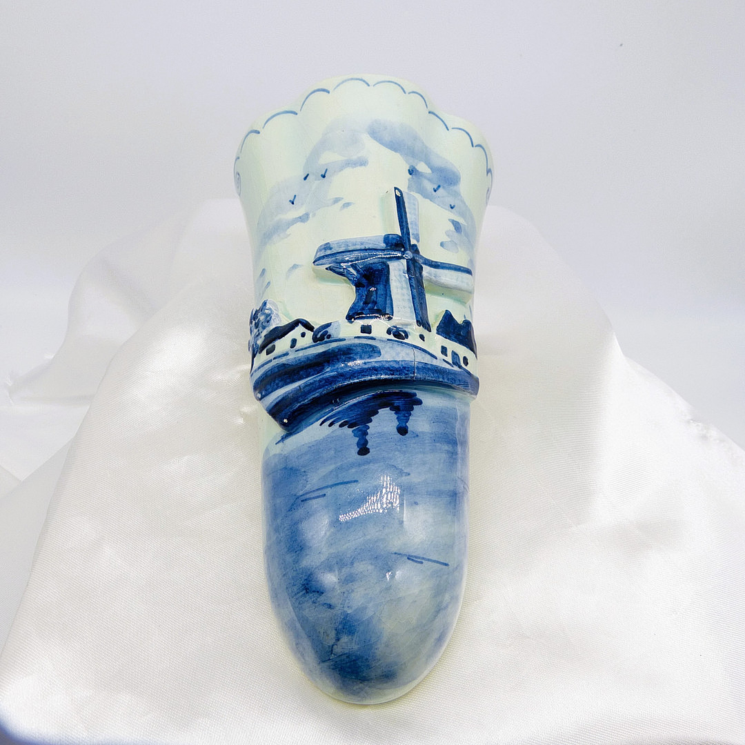 DELFT WALL MOUNTED FLOWER HOLDER.