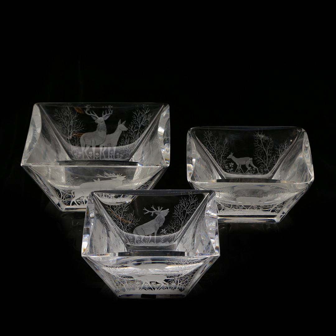 DAVID LEEK, HANDGRAVERADE GLASSKÅLAR I KRISTALL, 3 DELAR, KOSTA BODA, SIGNERADE, 1900-TAL.