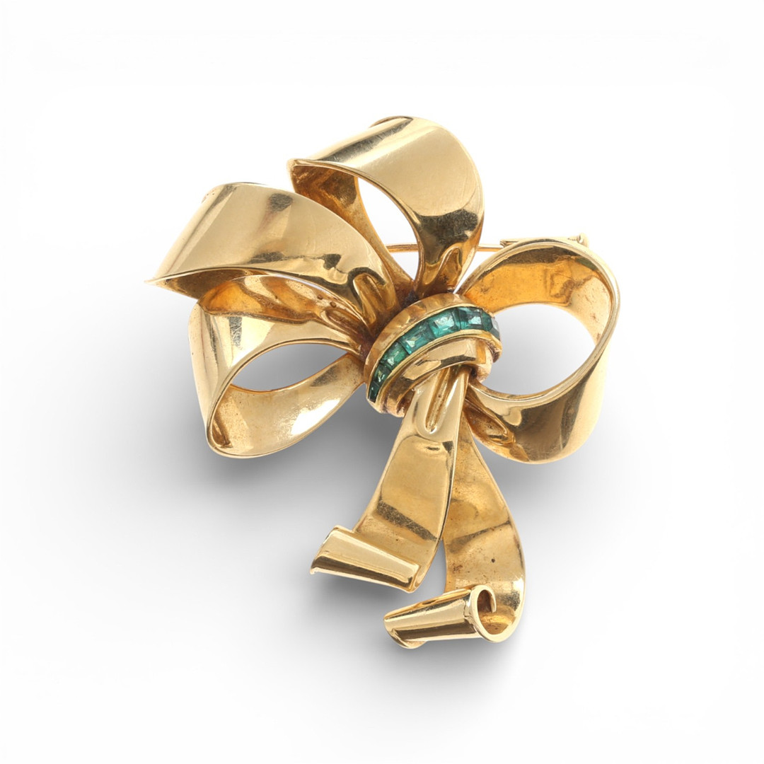 Bow-shaped Chevalier brooch in gold, circa 1940.