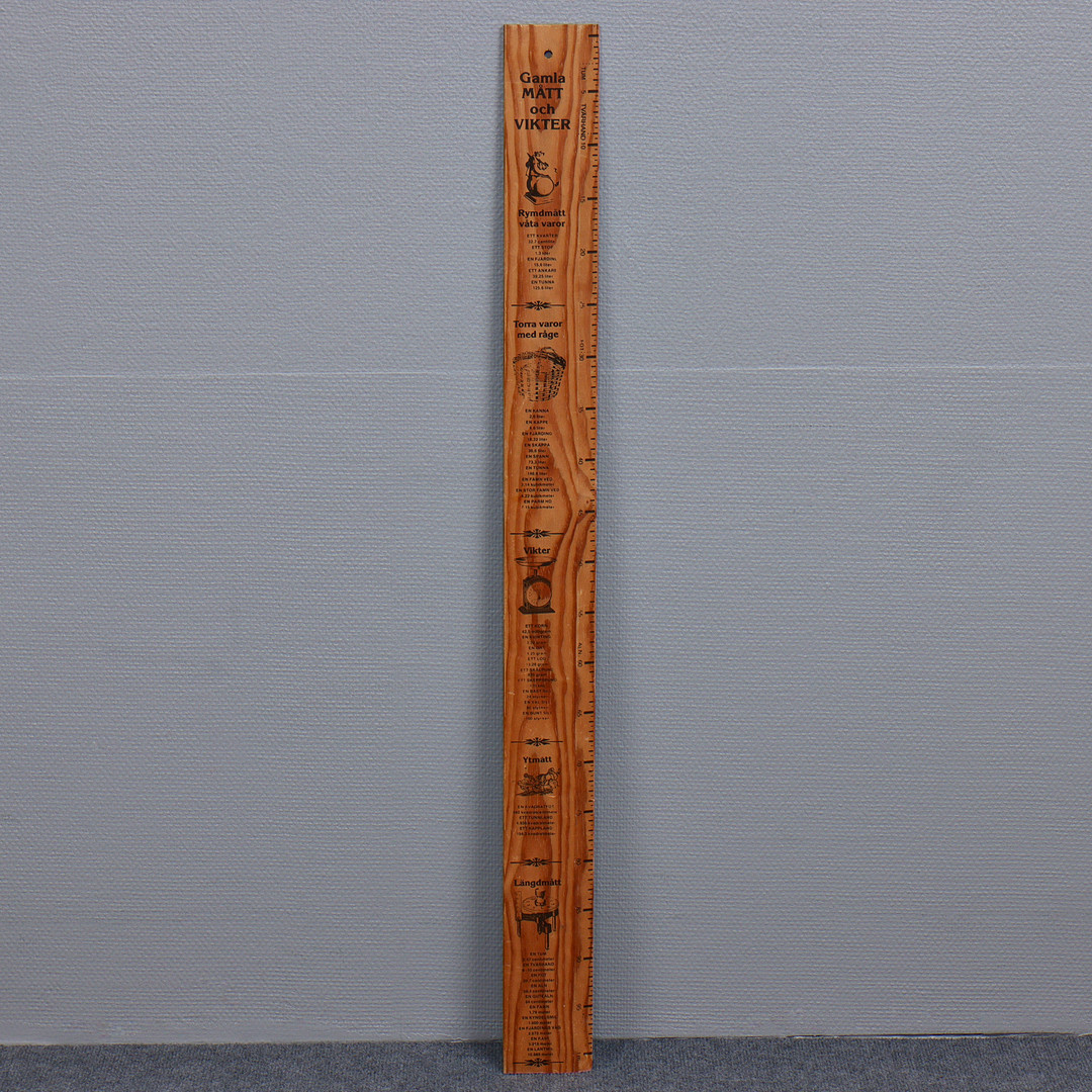 DEKORATIV MÅTTSTOCK (103cm) I TRÄ "GAMLA MÅTT OCH VIKTER", HISTORISK REFERENS, 1900-TAL.