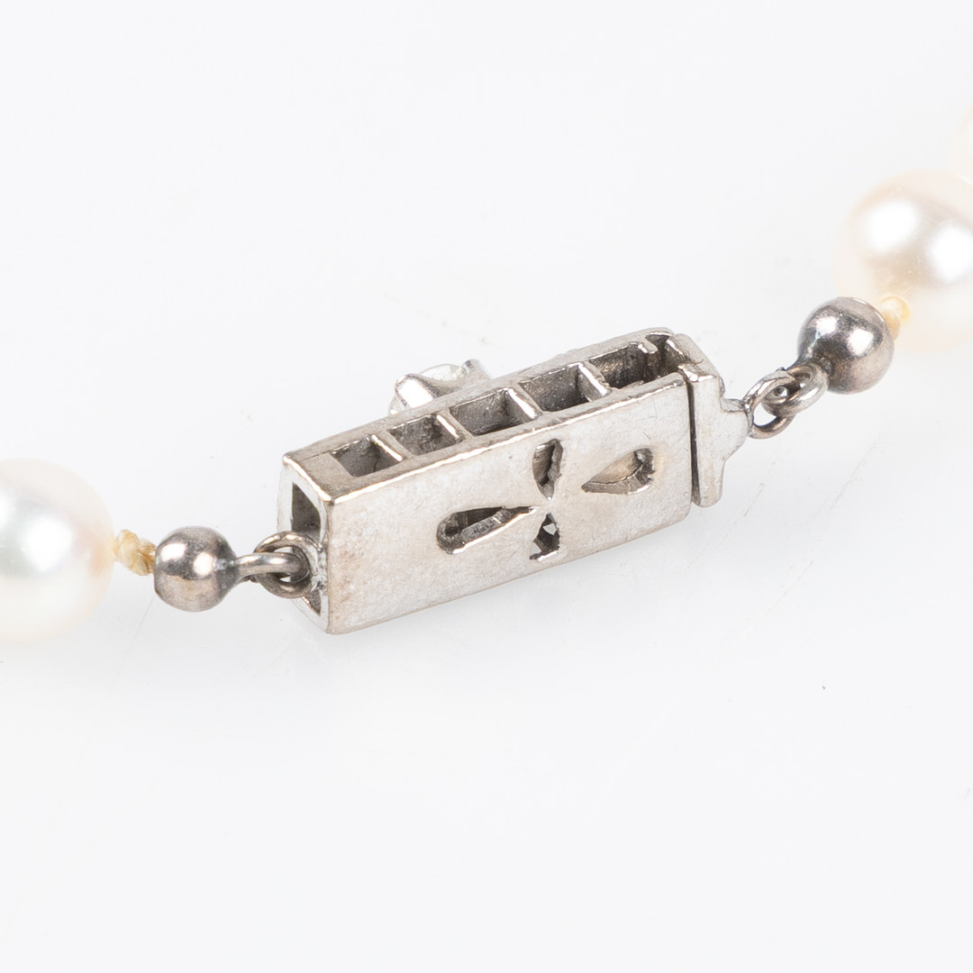 PÄRLCOLLIER, lås i 18K vitguld, 3 st diamanter.