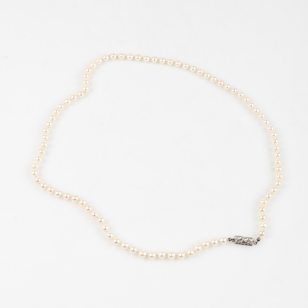 PÄRLCOLLIER, lås i 18K vitguld, 3 st diamanter.