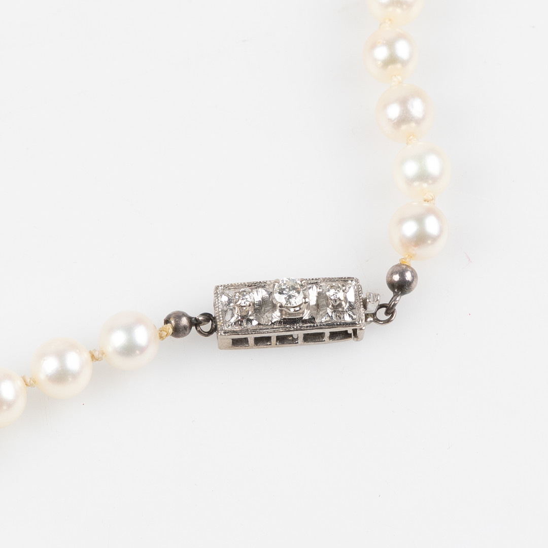 PÄRLCOLLIER, lås i 18K vitguld, 3 st diamanter.