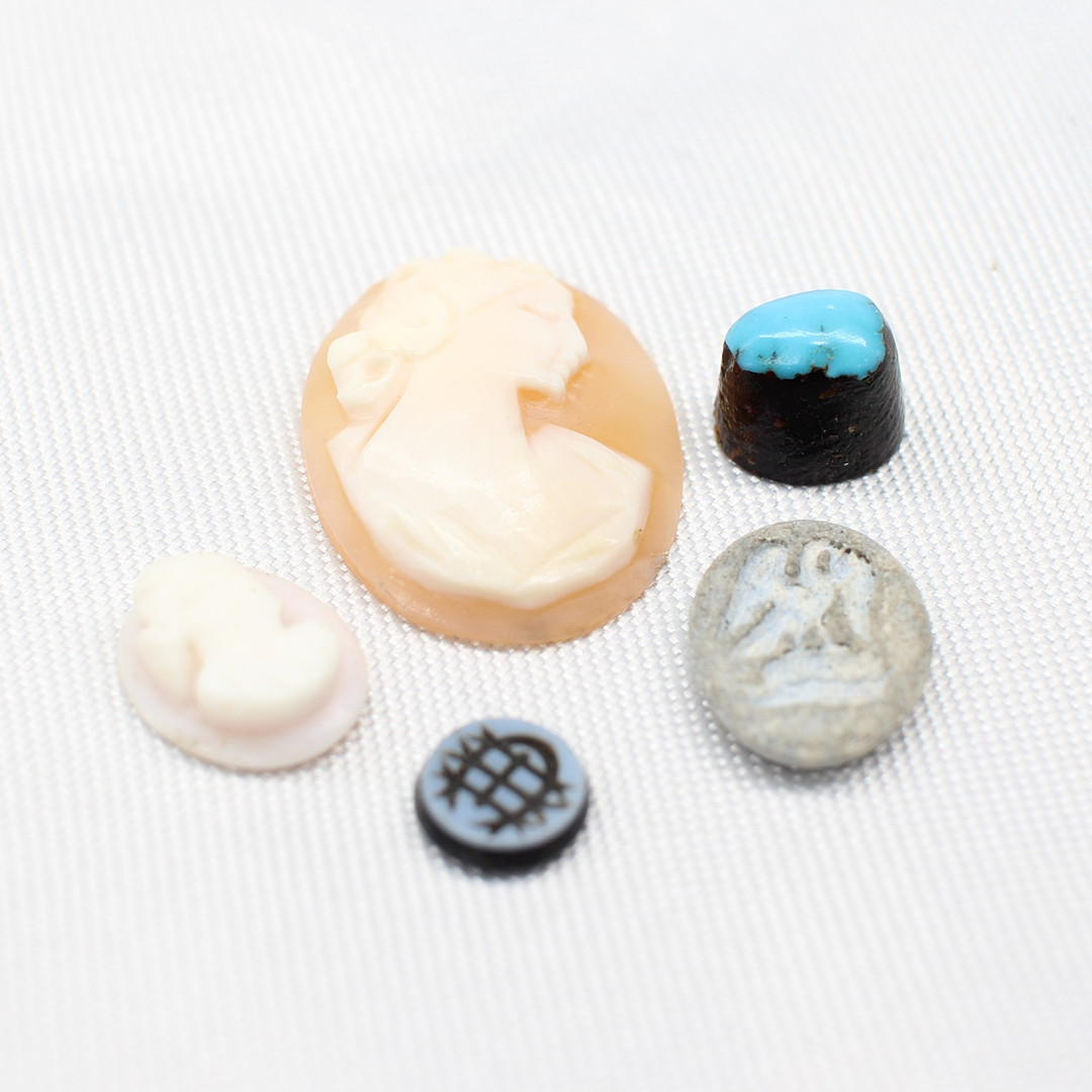 A COLLECTION OF CAMEOS AND CARVINGS.