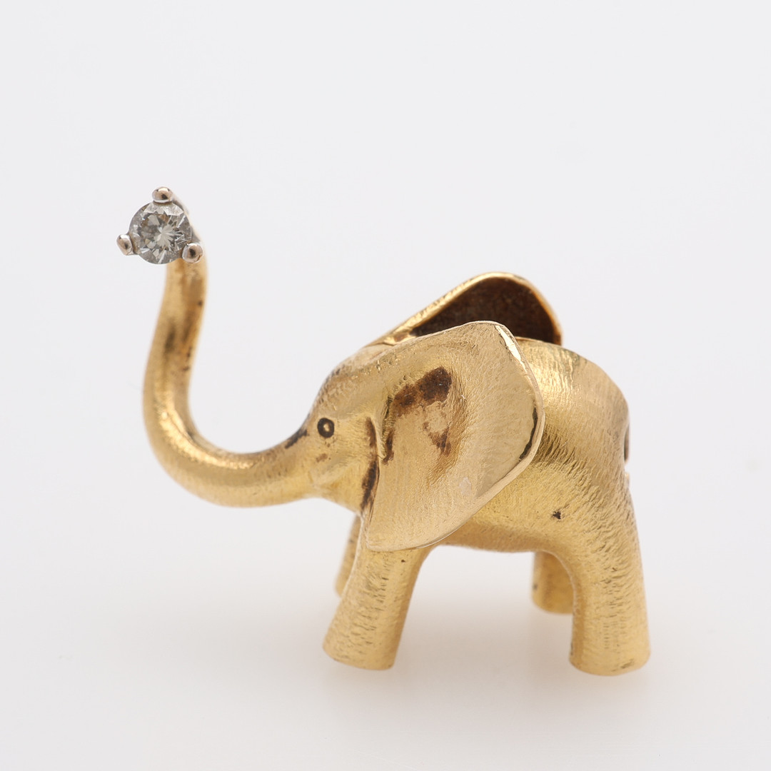 OLE LYNGGAARD. COLLIERLÅS 18K, ELEFANT, 1 BRILJANT 0,10 CT.