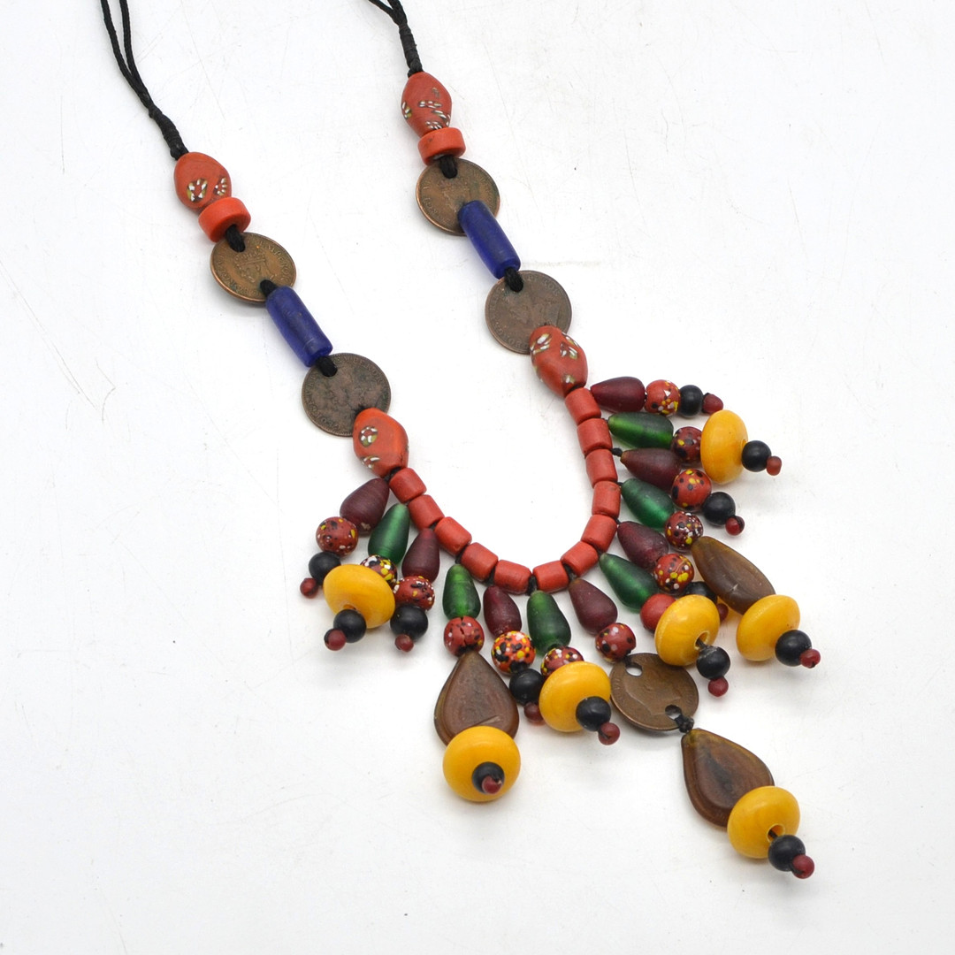 INDISCHES ETHNO-COLLIER, GLASPERLEN UND MÜNZEN, UM 1907-1920.