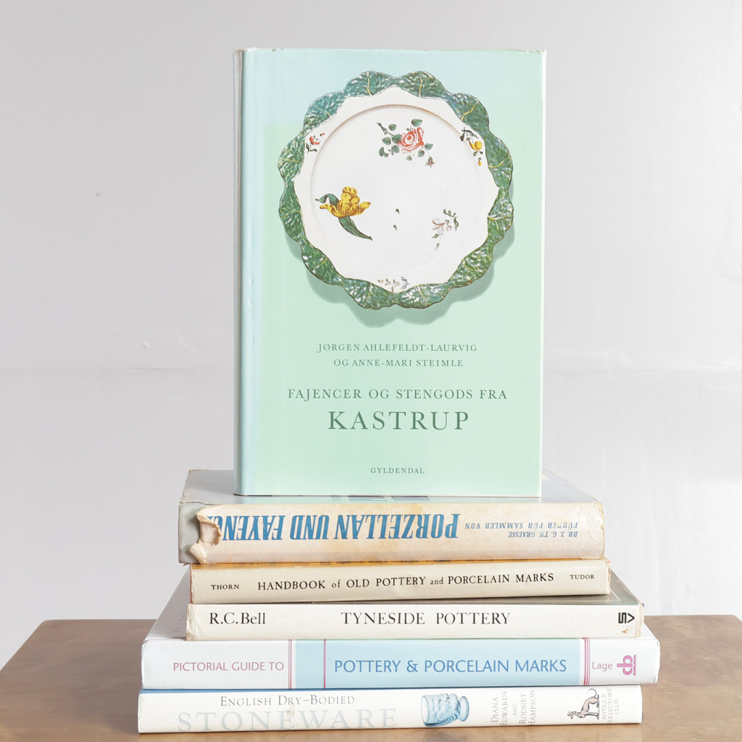 En samling bøger omhandlende engelsk keramik og stentøj (6).