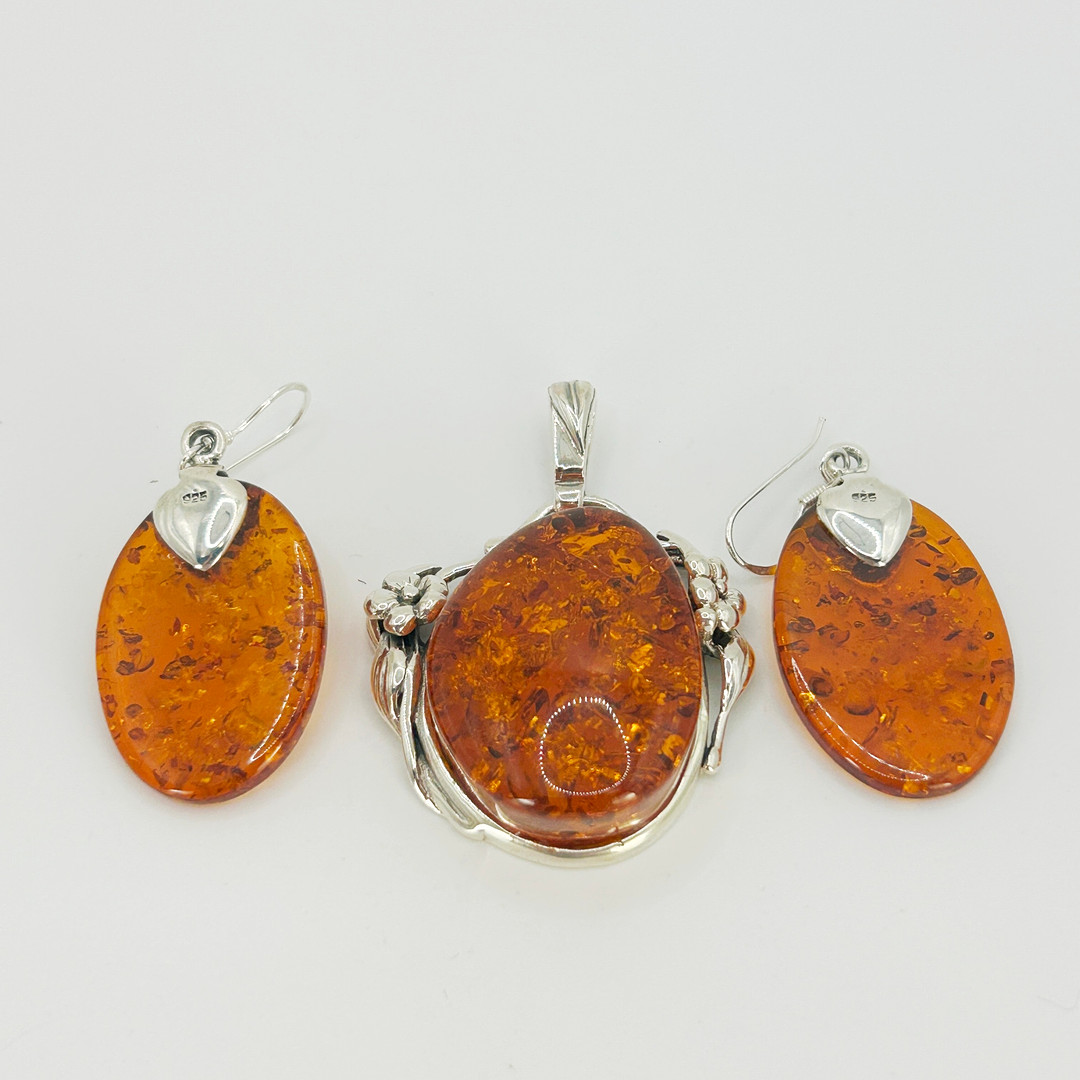 SILVER PENDANT AND EARRINGS.