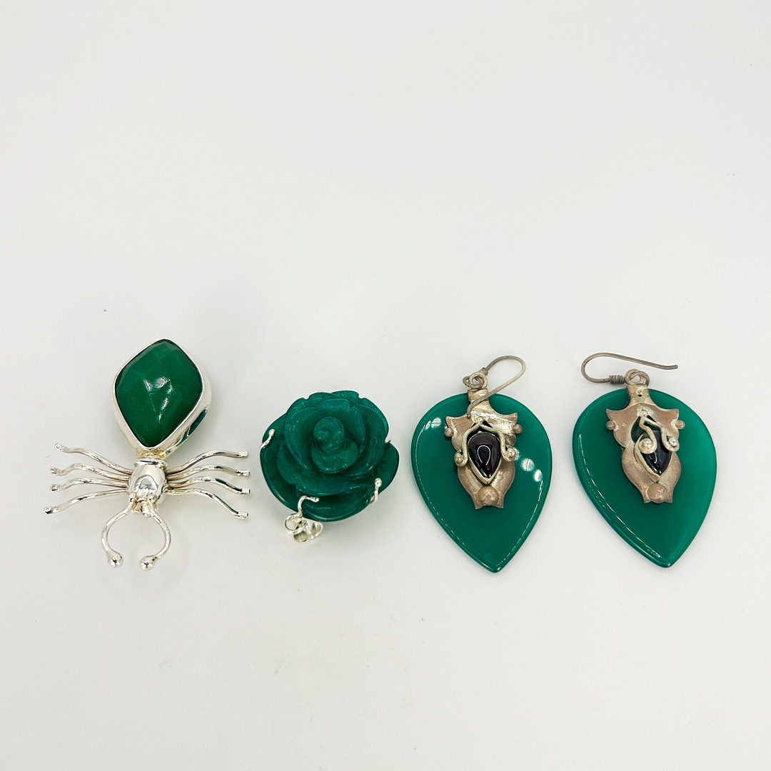 THREE SILVER JEWELLERY ITEMS.