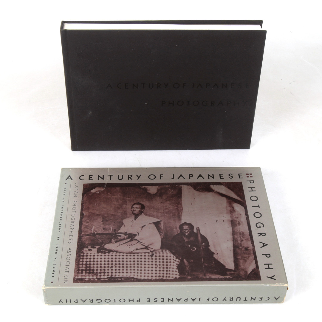 FOTOBOK, "A Century of Japanese Photography". Japan Photographers Association. Pantheon Books, New York, 1980.