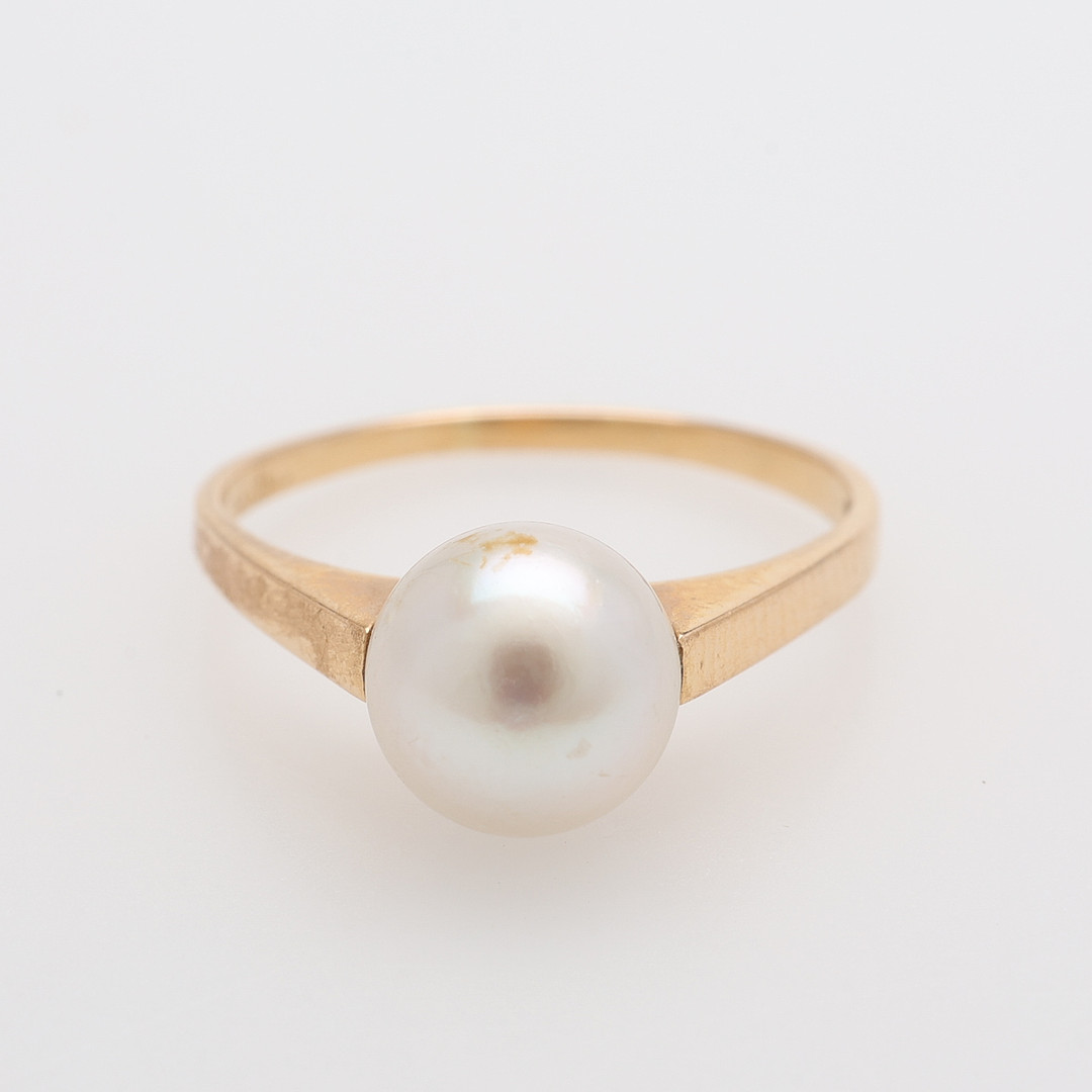RING 18K MED EN ODLAD PÄRLA.